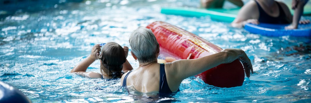 Junges Maedchen schwimmt unterwasser